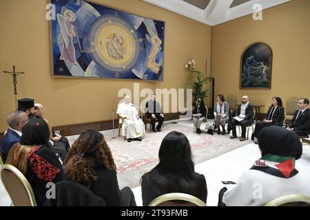 Le Pape François rencontre une délégation de familles de Palestiniens qui souffrent à Gaza le 22 novembre 2023 au Vatican. Le pape François a rencontré deux délégations : l’une des familles de Palestiniens qui souffrent à Gaza et l’autre des Israéliens qui ont des parents retenus en otage à Gaza. Le Pape a d’abord rencontré les 12 membres de la délégation israélienne à sa résidence à la Casa Santa Marta. Il a ensuite rencontré la délégation palestinienne dans une salle de la salle Paul VI. La délégation palestinienne était composée de 10 personnes ayant des parents à Gaza, et comprenait des chrétiens et des musulmans. Photo : (EV) va Banque D'Images