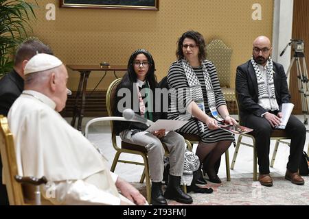 Le Pape François rencontre une délégation de familles de Palestiniens qui souffrent à Gaza le 22 novembre 2023 au Vatican. Le pape François a rencontré deux délégations : l’une des familles de Palestiniens qui souffrent à Gaza et l’autre des Israéliens qui ont des parents retenus en otage à Gaza. Le Pape a d’abord rencontré les 12 membres de la délégation israélienne à sa résidence à la Casa Santa Marta. Il a ensuite rencontré la délégation palestinienne dans une salle de la salle Paul VI. La délégation palestinienne était composée de 10 personnes ayant des parents à Gaza, et comprenait des chrétiens et des musulmans. Photo : (EV) va Banque D'Images