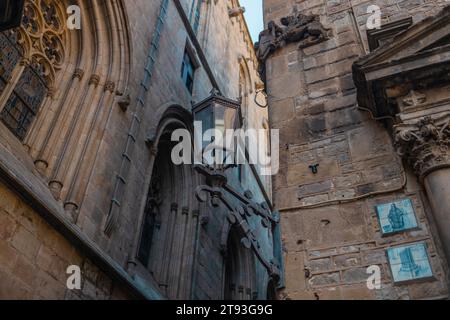 Étroite rue de Barcelone avec ancien lampadaire dans le quartier gothique de Barcelone, Espagne. Banque D'Images