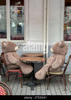 Grands jouets en peluche à la table dans le restaurant Banque D'Images