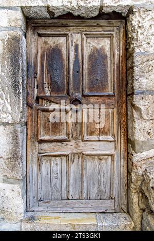 Vieille porte en bois dans la vieille ville près de l'église du Saint sépulcre. Jérusalem. Israël. Banque D'Images