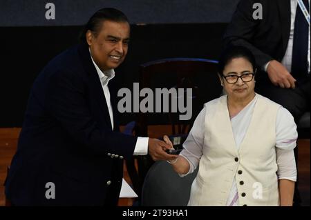 Kolkata, Inde. 21 novembre 2023. KOLKATA, INDE - NOVEMBRE 21 : Mamata Banerjee, ministre en chef du Bengale occidental, avec Mukesh Ambani, président et directeur général de Reliance Industries, lors de la session inaugurale du 7e Sommet mondial des affaires du Bengale 2023 au Biswa Bangla Convention Centre le 21 novembre 2023 à Kolkata, en Inde. (Photo Samir Jana/Hindustan Times/Sipa USA) crédit : SIPA USA/Alamy Live News Banque D'Images