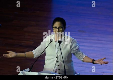 Kolkata, Inde. 21 novembre 2023. KOLKATA, INDE - NOVEMBRE 21 : Mamata Banerjee, ministre en chef du Bengale occidental, a prononcé son discours lors de la session inaugurale du 7e Sommet mondial des entreprises du Bengale 2023 au Biswa Bangla Convention Centre le 21 novembre 2023 à Kolkata, en Inde. (Photo Samir Jana/Hindustan Times/Sipa USA) crédit : SIPA USA/Alamy Live News Banque D'Images