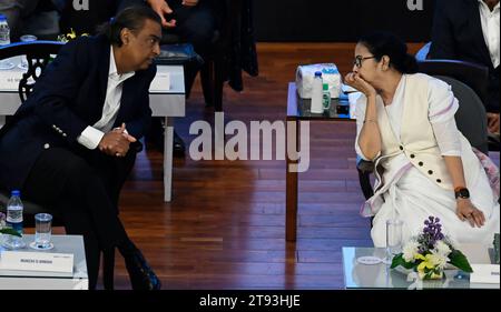 KOLKATA, INDE - NOVEMBRE 21 : Mamata Banerjee, ministre en chef du Bengale occidental (à droite) avec Mukesh Ambani, président et directeur général de Reliance Industries (à gauche) lors de la session inaugurale du 7e Sommet mondial des affaires du Bengale 2023 au Biswa Bangla Convention Centre le 21 novembre 2023 à Kolkata, en Inde. (Photo de Samir Jana/Hindustan Times/Sipa USA) Banque D'Images