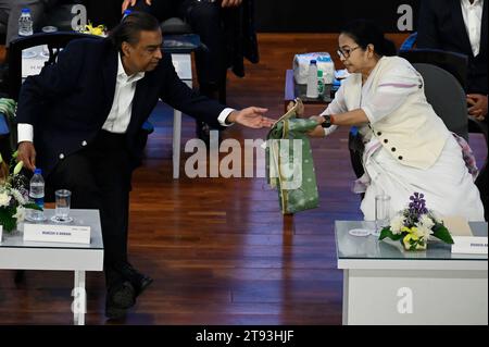 KOLKATA, INDE - NOVEMBRE 21 : Mamata Banerjee, ministre en chef du Bengale occidental (à droite) avec Mukesh Ambani, président et directeur général de Reliance Industries (à gauche) lors de la session inaugurale du 7e Sommet mondial des affaires du Bengale 2023 au Biswa Bangla Convention Centre le 21 novembre 2023 à Kolkata, en Inde. (Photo de Samir Jana/Hindustan Times/Sipa USA) Banque D'Images