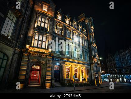 Vue extérieure de nuit des hôtels Virgin sur Victoria Street dans la vieille ville d'Édimbourg, Écosse, Royaume-Uni Banque D'Images