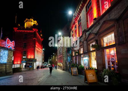 Vue extérieure nocturne de Scotch Whisky Experience et Camera Obscura sur Royal Mile Edinburgh, Écosse, Royaume-Uni Banque D'Images