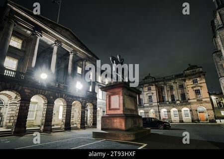 Vue nocturne de la Cour de session et des cours suprêmes sur Parliament Square Édimbourg, Écosse Royaume-Uni Banque D'Images