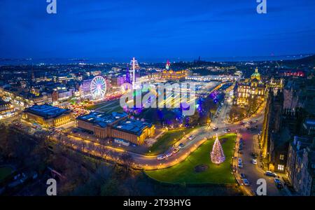 Vue aérienne de nuit de The Mound et Princes Street Gardens à Édimbourg avec Christmas Market Funfair, Édimbourg, Écosse, Royaume-Uni Banque D'Images