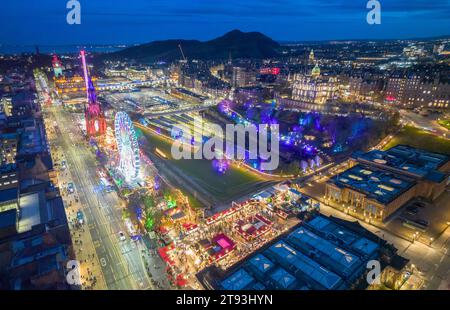 Vue aérienne de nuit de The Mound et Princes Street Gardens à Édimbourg avec Christmas Market Funfair, Édimbourg, Écosse, Royaume-Uni Banque D'Images