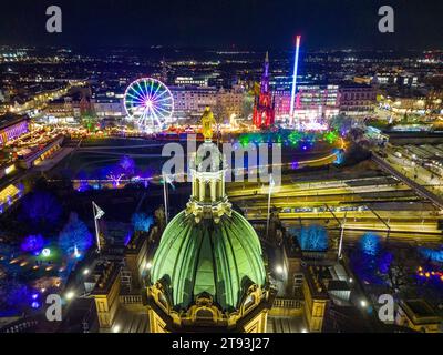 Vue aérienne de nuit d'Édimbourg depuis l'ancien siège de la Banque d'Écosse, aujourd'hui le Museum on the Mound à Édimbourg, Écosse, Royaume-Uni Banque D'Images