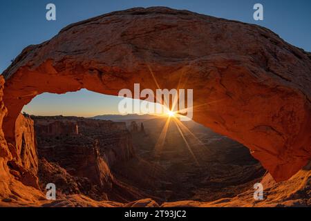 Le lever du soleil illumine la laveuse et Mesa, Arch, Canyonlands National Park, Utah Banque D'Images