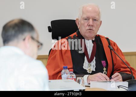 ATTENTION AUX ÉDITEURS : IMAGES non bloquées, POUR USAGE INTERNE CHEZ BELGA UNIQUEMENT - Président de la cour Philippe Gorle photographié lors de la session de constitution du jury au procès des assises d'Omar Benchamsy devant la cour des assises de la province de Liège à Liège, mercredi 22 novembre 2023. Benchamsy est accusé de deux meurtres et de cinq tentatives d'homicides dans un café d'Eupen. BELGA PHOTO BRUNO FAHY Banque D'Images