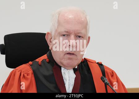 ATTENTION AUX ÉDITEURS : IMAGES non bloquées, POUR USAGE INTERNE CHEZ BELGA UNIQUEMENT - Président de la cour Philippe Gorle photographié lors de la session de constitution du jury au procès des assises d'Omar Benchamsy devant la cour des assises de la province de Liège à Liège, mercredi 22 novembre 2023. Benchamsy est accusé de deux meurtres et de cinq tentatives d'homicides dans un café d'Eupen. BELGA PHOTO BRUNO FAHY Banque D'Images