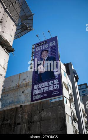 Taipei. 22 novembre 2023. Le fondateur de Foxconn Terry Gou bannière électorale à Taipei, Taiwan le 22/11/2023 l'opposition au parti DPP au pouvoir tente de présenter un candidat commun, mais les discussions sur le sujet n'ont pas abouti à des résultats à ce jour. Les candidats doivent s'inscrire pour l'élection présidentielle avant le vendredi 24 novembre par Wiktor Dabkowski crédit : dpa/Alamy Live News Banque D'Images