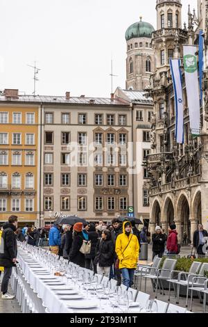 Table de Shabbat vide placée à Marienplatz, Munich, Allemagne en soutien aux Israéliens pris en otage par le Hamas Banque D'Images