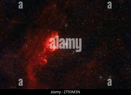 Explorez la beauté éthérée de la nébuleuse fantôme à Cassiopée, également connue sous le nom d'IC 63. Banque D'Images