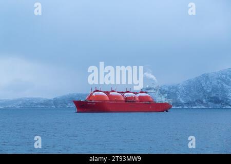 Arctic Lady LNG Tanker navire de gaz naturel liquide en mer ancré par le terminal d'exportation de GNL près de Hammerfest, Norvège, Scandinavie, Europe en octobre Banque D'Images