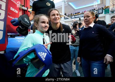 Un jeune fan rencontre Katie Taylor après une séance d'entraînement publique au Liffey Valley Shopping Centre, Dublin. Date de la photo : mercredi 22 novembre 2023. Banque D'Images