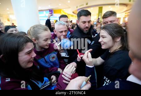 Un jeune fan en larmes après avoir rencontré Katie Taylor après une séance d'entraînement publique au Liffey Valley Shopping Centre, Dublin. Date de la photo : mercredi 22 novembre 2023. Banque D'Images