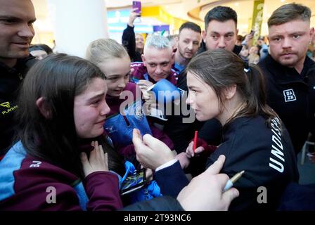 Un jeune fan en larmes après avoir rencontré Katie Taylor après une séance d'entraînement publique au Liffey Valley Shopping Centre, Dublin. Date de la photo : mercredi 22 novembre 2023. Banque D'Images