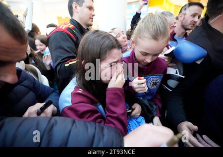 Un jeune fan en larmes après avoir rencontré Katie Taylor après une séance d'entraînement publique au Liffey Valley Shopping Centre, Dublin. Date de la photo : mercredi 22 novembre 2023. Banque D'Images