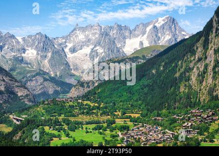 La montagne des grandes Jorasses et la dent du géant, massif du Mont blanc. Villages de Palleusieux et du Verrand. Pré Saint Didier, Vallée d'Aoste, Italie Banque D'Images