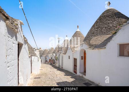 Cabane en pierre sèche traditionnelle des Pouilles Trulli avec toit conique. Vue sur la rue dans la ville d'Alberobello. Pouilles ou région des Pouilles, Italie Banque D'Images