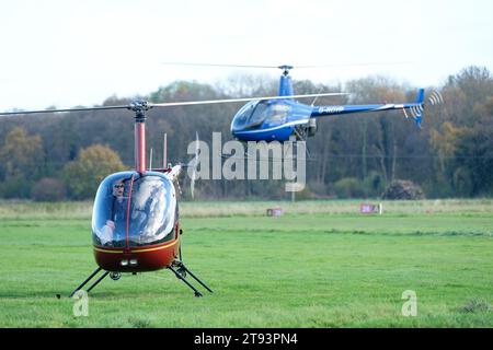 Les hélicoptères Robinson R22 Beta sont souvent utilisés pour la formation de pilote d'hélicoptère vu au Royaume-Uni novembre 2023 Banque D'Images