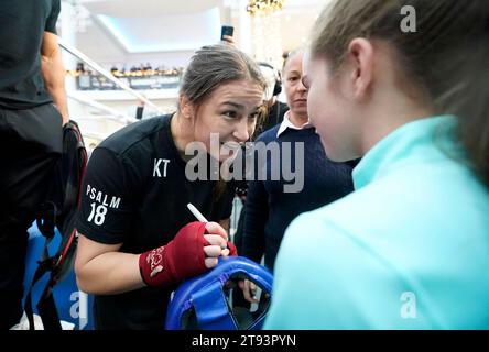 Un jeune fan rencontre Katie Taylor après une séance d'entraînement publique au Liffey Valley Shopping Centre, Dublin. Date de la photo : mercredi 22 novembre 2023. Banque D'Images