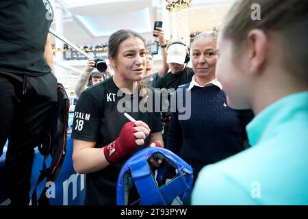 Un jeune fan rencontre Katie Taylor après une séance d'entraînement publique au Liffey Valley Shopping Centre, Dublin. Date de la photo : mercredi 22 novembre 2023. Banque D'Images