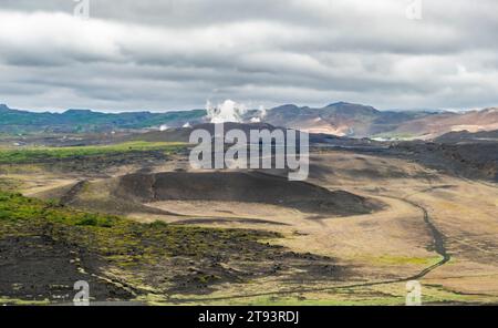 Vue sur le cratère Hverfjall est un grand cratère près du lac Myvatn et l'un des paysages volcaniques les plus fascinants d'Islande, en Europe Banque D'Images