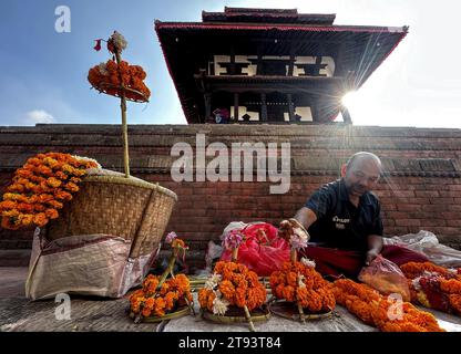 Katmandou, Bagmati, Népal. 22 novembre 2023. Un homme prépare un parapluie en bambou décoré de guirlandes de fleurs pour les rituels religieux en célébration de Tulasi Vivaha à Katmandou, Népal, le 22 novembre 2023. Les gens célèbrent le Tulasi Vivaha, une fête hindoue, dans laquelle un mariage cérémoniel symbolique a lieu entre une plante tulasi ou basilic sacré (représentant la déesse Lakshmi) et un shaligrama ou une branche d'amla (représentant le Seigneur Vishnu) le jeudi 23 novembre. Tulasi Vivaha signifie la fin de la mousson, et le début de la saison des mariages dans l'hindouisme. (Image de crédit : © Sunil Sharm Banque D'Images