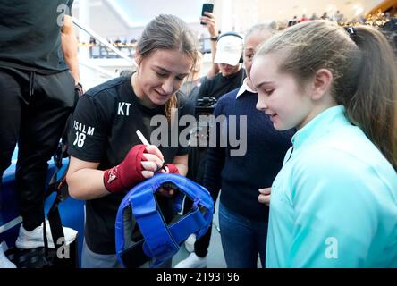 Un jeune fan rencontre Katie Taylor après une séance d'entraînement publique au Liffey Valley Shopping Centre, Dublin. Date de la photo : mercredi 22 novembre 2023. Banque D'Images