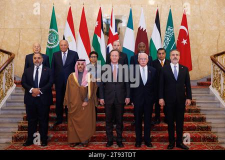 RETRANSMISSION EN AJOUTANT DES NOMS le ministre des Affaires étrangères Lord David Cameron pose pour une photo de famille avec (rangée arrière, de gauche à droite) le secrétaire général de la Ligue arabe, Ahmed Aboul Gheit, le ministre égyptien des Affaires étrangères Sameh Shoukry, le ministre indonésien des Affaires étrangères Retno Marsudi, ministre des Affaires étrangères de Jordanie Ayman Safadi, ministre des Affaires étrangères du Nigeria Yusuf Tuggar, et Prince Faisal bin Farhan al Saud (première rangée, deuxième à gauche), ministre des Affaires étrangères de l'Autorité nationale palestinienne Riyad al-Maliki (première rangée, deuxième à droite) et ministre des Affaires étrangères de Turquie Banque D'Images