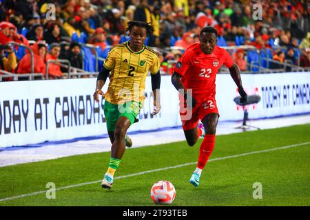 Toronto, Ontario, Canada, 21 novembre 2023, Ritchie Laryea #22 affronte Lembikisa #2 au match de LA LIGUE NATIONALE CONCACAF Canada et Jamaïque au BMO Field. Banque D'Images