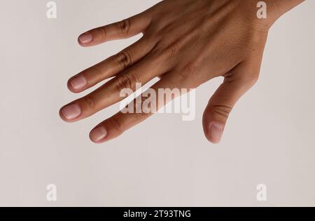 Main de femme vide montrant votre produit. Banque D'Images