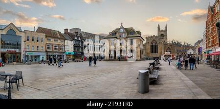 CATHEDRAL SQUARE, PETERBOROUGH, ROYAUME-UNI - 14 NOVEMBRE 2023.. Panorama du paysage du bâtiment historique Guildhall à Cathedral Square dans une ville de Peterborough Banque D'Images