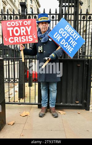 Londres, Royaume-Uni. Steve Bray. Les militants ont protesté contre la crise du coût de la vie le jour où le chancelier Jeremy Hunt a prononcé une déclaration d'automne contenant des réductions d'impôts et des réformes des retraites. Banque D'Images