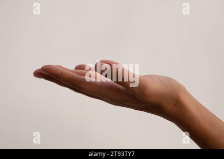 Main de femme vide montrant votre produit. Banque D'Images