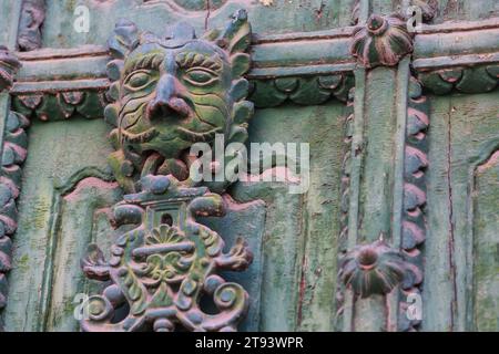 Vert décoré porte avant de Puno Cathedral, Puno, Pérou Banque D'Images