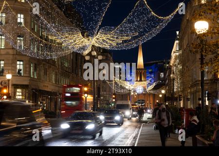 Lumières de Noël au crépuscule sur Regent Street vers Portland place, West End de Londres, Angleterre, Royaume-Uni Banque D'Images