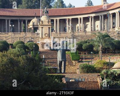 Très grande statue de Nelson Mandela dans les bâtiments de l'Union où il a prononcé son célèbre discours. Pretoria, Gauteng, Afrique du Sud Banque D'Images