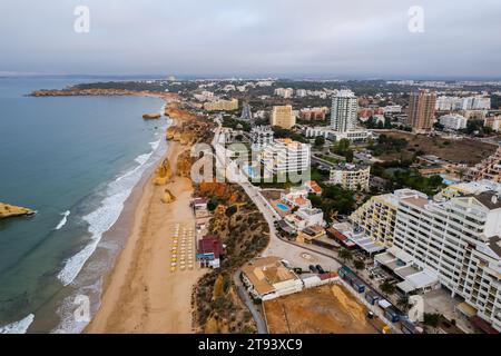 Vue aérienne drone de Portimao Skyline et la plage de la ville de Praia da Rocha , Algarve, Portugal Banque D'Images