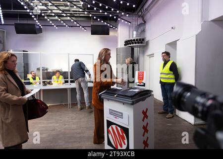 Amsterdam, pays-Bas. 22 novembre 2023. Les gens ont voté dans un bureau de vote à Amsterdam, aux pays-Bas, le 22 novembre 2023. Les pays-Bas se sont rendus aux urnes mercredi pour élire un nouveau Parlement et leur premier nouveau Premier ministre en plus de dix ans. Crédit : Sylvia Lederer/Xinhua/Alamy Live News Banque D'Images