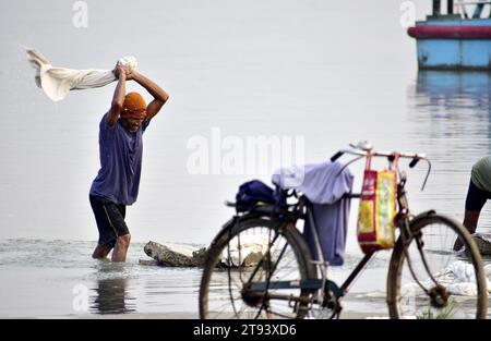 Guwahati, Guwahati, Inde. 22 novembre 2023. Laveuse lave les vêtements sur la rive de la rivière Brahmapoutre à Guwahati Assam Inde le mercredi 22 novembre 2023 (image de crédit : © Dasarath Deka/ZUMA Press Wire) USAGE ÉDITORIAL SEULEMENT! Non destiné à UN USAGE commercial ! Banque D'Images