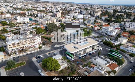 Vue aérienne de la nouvelle gare routière de Karavella, du vieux centre-ville de paphos, de Paphos, Chypre. Banque D'Images