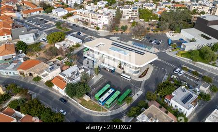 Vue aérienne de la nouvelle gare routière de Karavella, du vieux centre-ville de paphos, de Paphos, Chypre. Banque D'Images