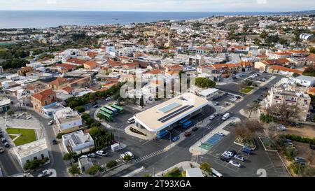 Vue aérienne de la nouvelle gare routière de Karavella, du vieux centre-ville de paphos, de Paphos, Chypre. Banque D'Images