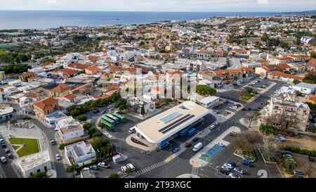 Vue aérienne de la nouvelle gare routière de Karavella, du vieux centre-ville de paphos, de Paphos, Chypre. Banque D'Images